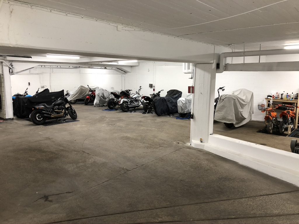 Motorcyklar i förvaring på parkeringsplatser
